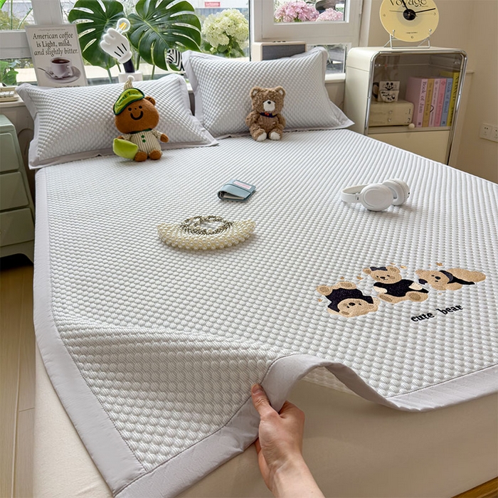 91家纺网 家纺一手货源 找家纺 莱家富  2026新款A类卡通3D冰豆豆凉席三件套凉感值过0.21夏天刺绣冰丝席可机洗儿童空调软席子-豆豆小熊 冰川蓝-凉席款