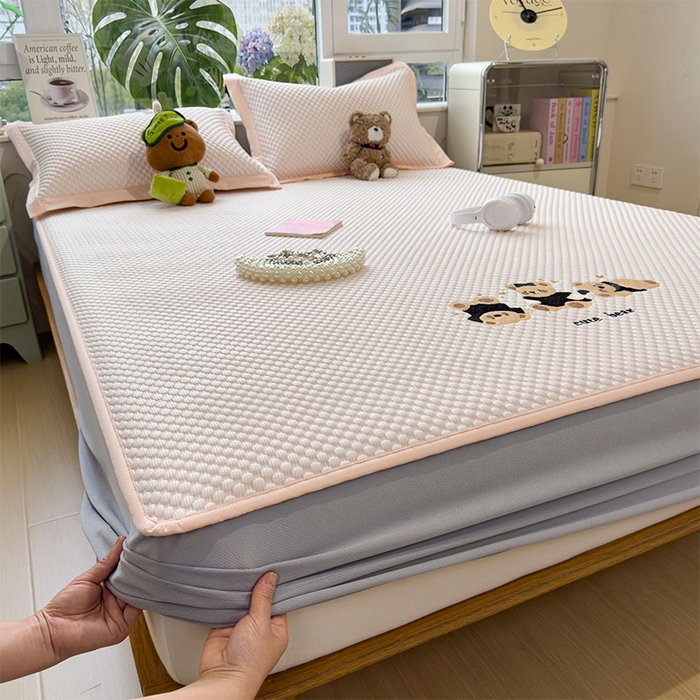 91家纺网 家纺一手货源 找家纺 莱家富  2026新款A类卡通3D冰豆豆凉席三件套凉感值过0.21夏天刺绣冰丝席可机洗儿童空调软席子-豆豆小熊 冰晶粉-床笠款