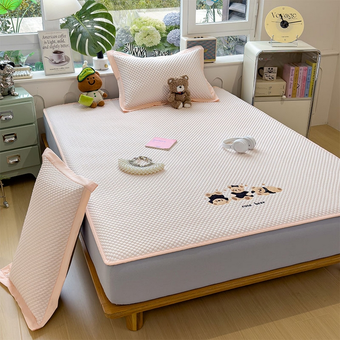 91家纺网 家纺一手货源 找家纺 莱家富  2026新款A类卡通3D冰豆豆凉席三件套凉感值过0.21夏天刺绣冰丝席可机洗儿童空调软席子-豆豆小熊 冰晶粉-床笠款