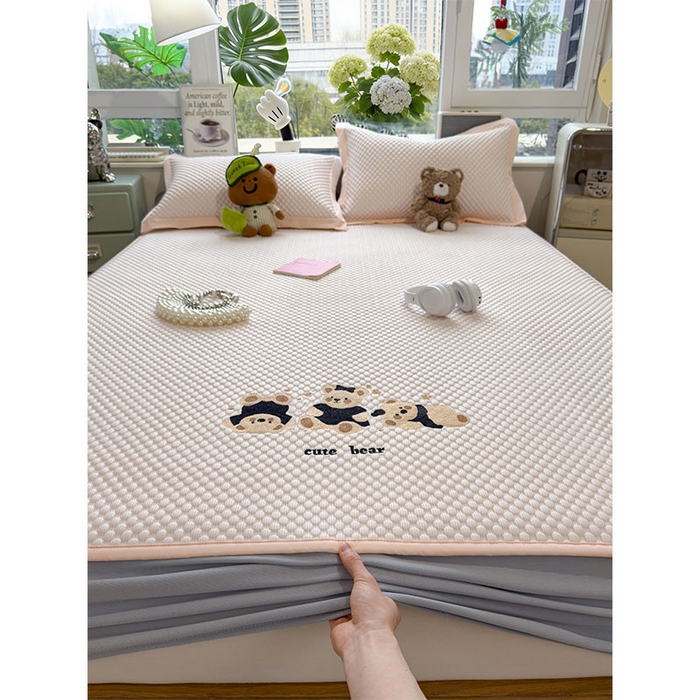 91家纺网 家纺一手货源 找家纺 莱家富  2026新款A类卡通3D冰豆豆凉席三件套凉感值过0.21夏天刺绣冰丝席可机洗儿童空调软席子-豆豆小熊 冰晶粉-床笠款