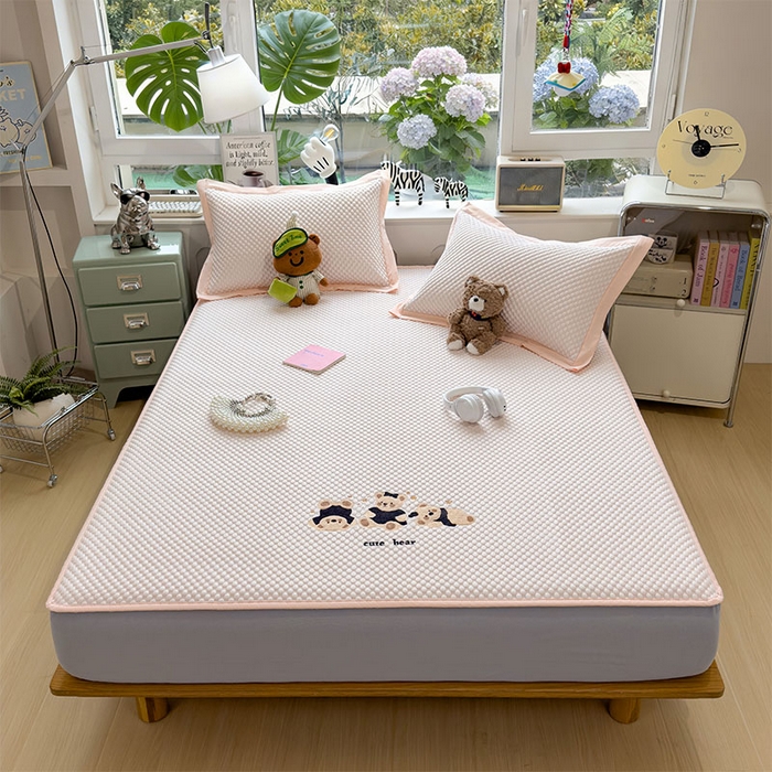 91家纺网 家纺一手货源 找家纺 莱家富  2026新款A类卡通3D冰豆豆凉席三件套凉感值过0.21夏天刺绣冰丝席可机洗儿童空调软席子-豆豆小熊 冰晶粉-床笠款