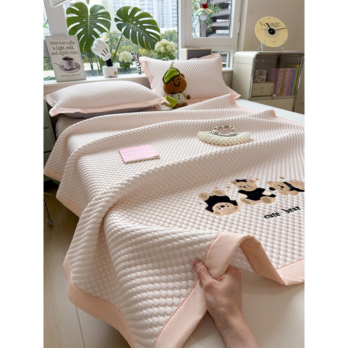 91家纺网 家纺一手货源 找家纺 莱家富  2026新款A类卡通3D冰豆豆凉席三件套凉感值过0.21夏天刺绣冰丝席可机洗儿童空调软席子-豆豆小熊 冰晶粉-凉席款