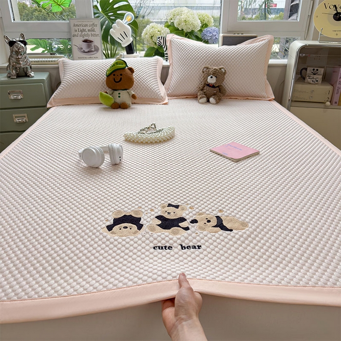 91家纺网 家纺一手货源 找家纺 莱家富  2026新款A类卡通3D冰豆豆凉席三件套凉感值过0.21夏天刺绣冰丝席可机洗儿童空调软席子-豆豆小熊 冰晶粉-凉席款