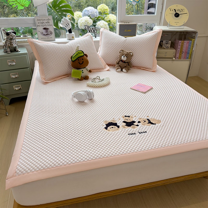 91家纺网 家纺一手货源 找家纺 莱家富  2026新款A类卡通3D冰豆豆凉席三件套凉感值过0.21夏天刺绣冰丝席可机洗儿童空调软席子-豆豆小熊 冰晶粉-凉席款