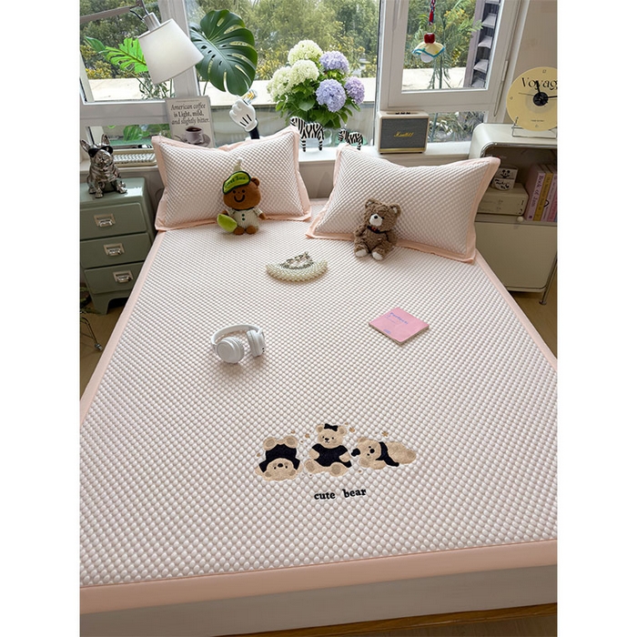 91家纺网 家纺一手货源 找家纺 莱家富  2026新款A类卡通3D冰豆豆凉席三件套凉感值过0.21夏天刺绣冰丝席可机洗儿童空调软席子-豆豆小熊 冰晶粉-凉席款