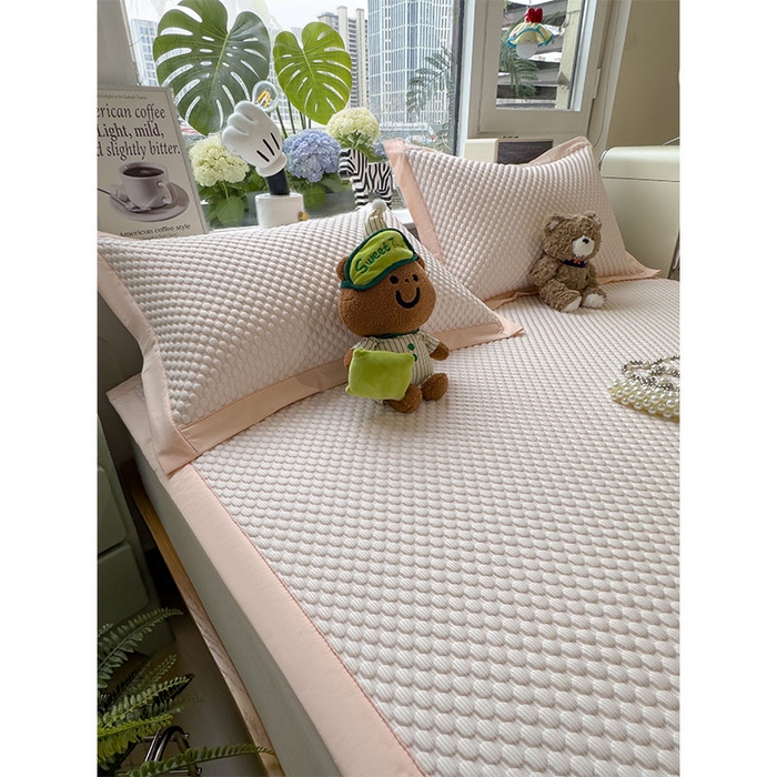 91家纺网 家纺一手货源 找家纺 莱家富  2026新款A类卡通3D冰豆豆凉席三件套凉感值过0.21夏天刺绣冰丝席可机洗儿童空调软席子-豆豆小熊 冰晶粉-凉席款