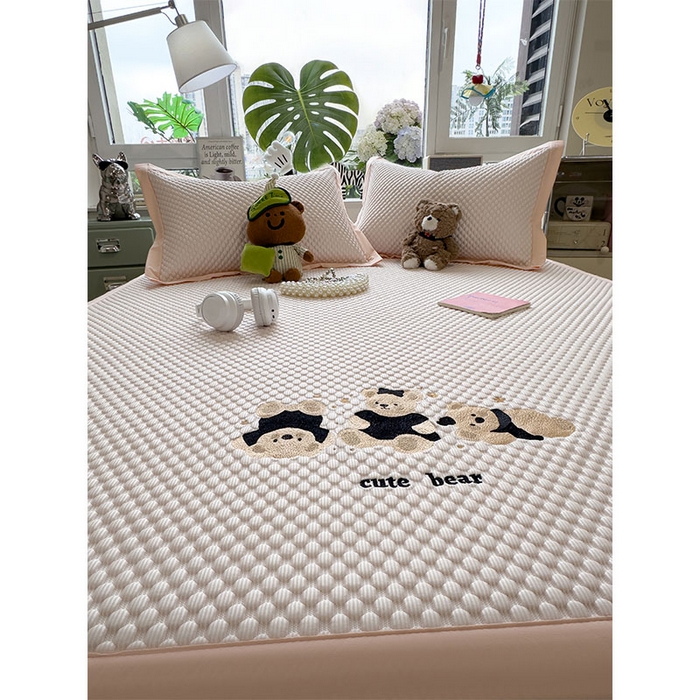 91家纺网 家纺一手货源 找家纺 莱家富  2026新款A类卡通3D冰豆豆凉席三件套凉感值过0.21夏天刺绣冰丝席可机洗儿童空调软席子-豆豆小熊 冰晶粉-凉席款