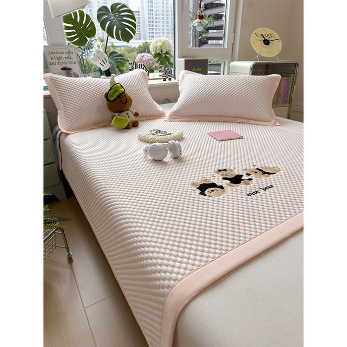 91家纺网 家纺一手货源 找家纺 莱家富  2026新款A类卡通3D冰豆豆凉席三件套凉感值过0.21夏天刺绣冰丝席可机洗儿童空调软席子-豆豆小熊 冰晶粉-凉席款