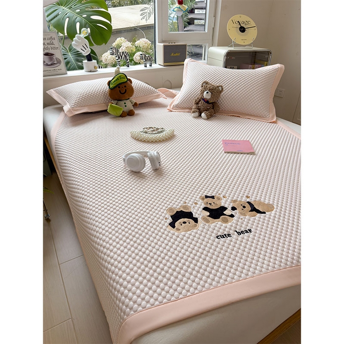 91家纺网 家纺一手货源 找家纺 莱家富  2026新款A类卡通3D冰豆豆凉席三件套凉感值过0.21夏天刺绣冰丝席可机洗儿童空调软席子-豆豆小熊 冰晶粉-凉席款