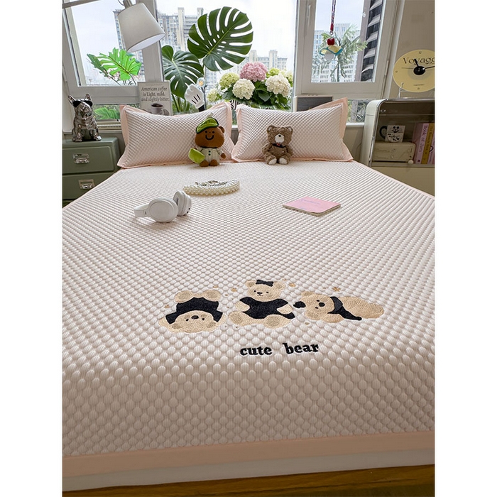 91家纺网 家纺一手货源 找家纺 莱家富  2026新款A类卡通3D冰豆豆凉席三件套凉感值过0.21夏天刺绣冰丝席可机洗儿童空调软席子-豆豆小熊 冰晶粉-凉席款