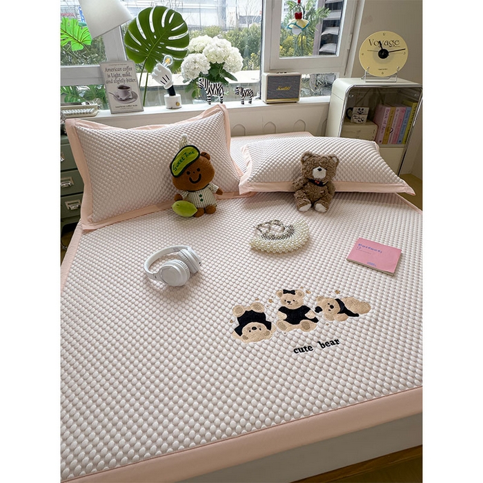 91家纺网 家纺一手货源 找家纺 莱家富  2026新款A类卡通3D冰豆豆凉席三件套凉感值过0.21夏天刺绣冰丝席可机洗儿童空调软席子-豆豆小熊 冰晶粉-凉席款