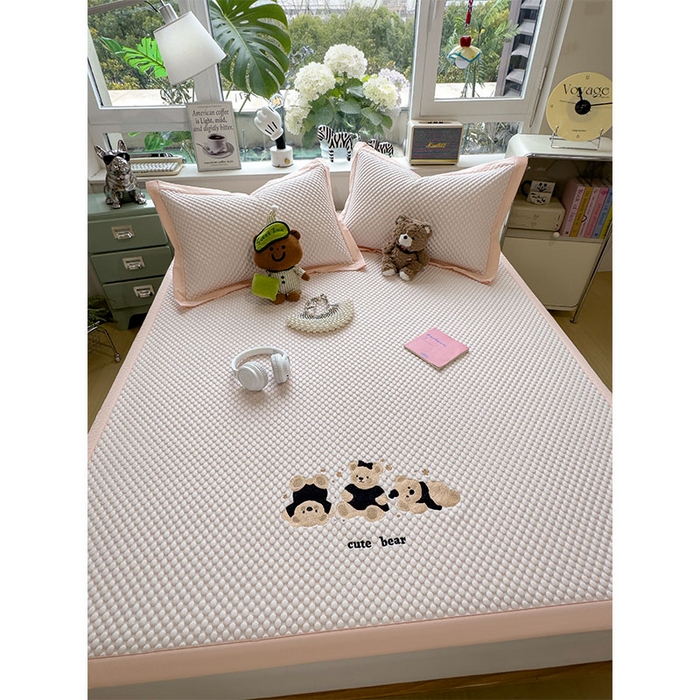 91家纺网 家纺一手货源 找家纺 莱家富  2026新款A类卡通3D冰豆豆凉席三件套凉感值过0.21夏天刺绣冰丝席可机洗儿童空调软席子-豆豆小熊 冰晶粉-凉席款