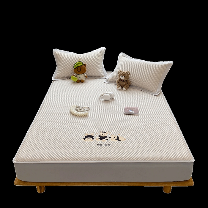 91家纺网 家纺一手货源 找家纺 莱家富  2026新款A类卡通3D冰豆豆凉席三件套凉感值过0.21夏天刺绣冰丝席可机洗儿童空调软席子-豆豆小熊 冰川咖-床笠款