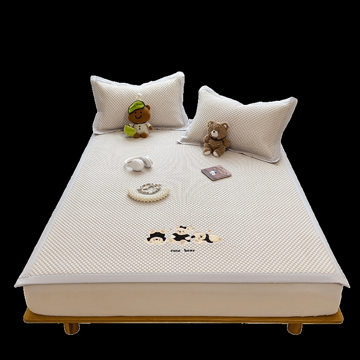 91家纺网 家纺一手货源 找家纺 莱家富  2026新款A类卡通3D冰豆豆凉席三件套凉感值过0.21夏天刺绣冰丝席可机洗儿童空调软席子-豆豆小熊 冰川咖-凉席款