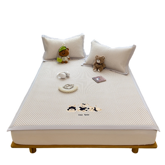 91家纺网 家纺一手货源 找家纺 莱家富  2026新款A类卡通3D冰豆豆凉席三件套凉感值过0.21夏天刺绣冰丝席可机洗儿童空调软席子-豆豆小熊 冰川咖-凉席款