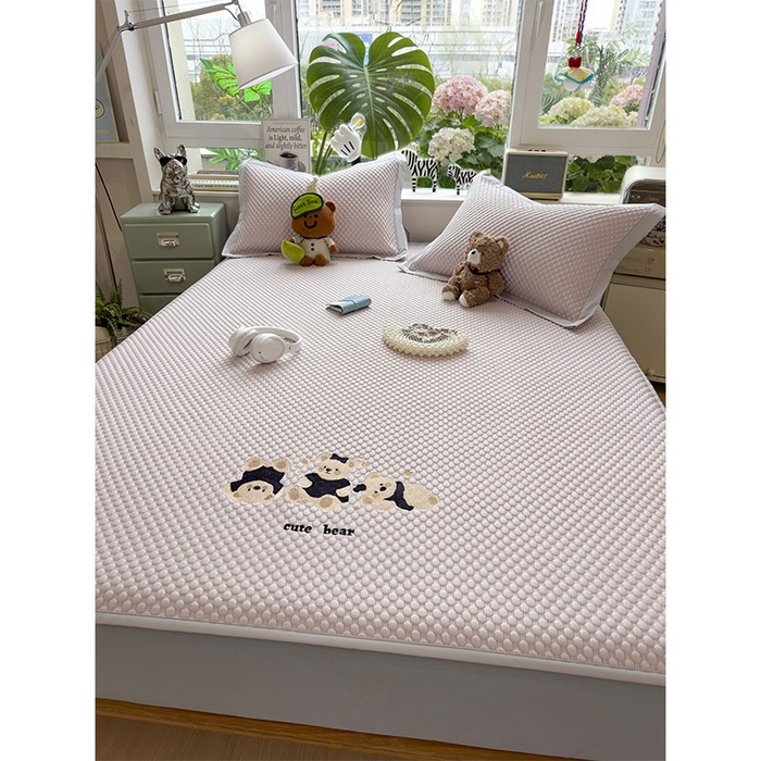 91家纺网 家纺一手货源 找家纺 莱家富  2026新款A类卡通3D冰豆豆凉席三件套凉感值过0.21夏天刺绣冰丝席可机洗儿童空调软席子-豆豆小熊 冰晶紫-床笠款