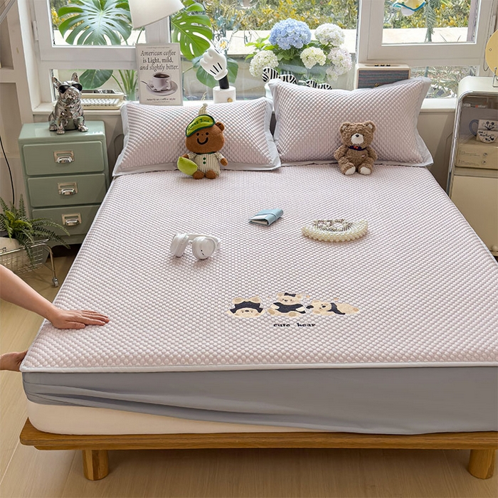 91家纺网 家纺一手货源 找家纺 莱家富  2026新款A类卡通3D冰豆豆凉席三件套凉感值过0.21夏天刺绣冰丝席可机洗儿童空调软席子-豆豆小熊 冰晶紫-床笠款