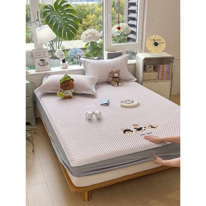 91家纺网 家纺一手货源 找家纺 莱家富  2026新款A类卡通3D冰豆豆凉席三件套凉感值过0.21夏天刺绣冰丝席可机洗儿童空调软席子-豆豆小熊 冰晶紫-床笠款