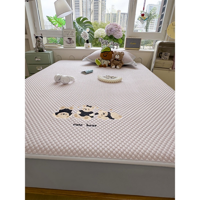 91家纺网 家纺一手货源 找家纺 莱家富  2026新款A类卡通3D冰豆豆凉席三件套凉感值过0.21夏天刺绣冰丝席可机洗儿童空调软席子-豆豆小熊 冰晶紫-床笠款