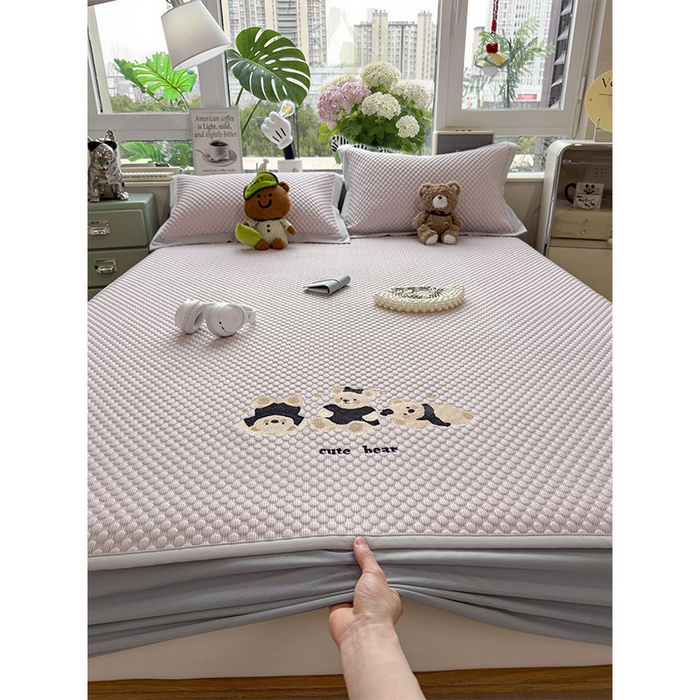 91家纺网 家纺一手货源 找家纺 莱家富  2026新款A类卡通3D冰豆豆凉席三件套凉感值过0.21夏天刺绣冰丝席可机洗儿童空调软席子-豆豆小熊 冰晶紫-床笠款