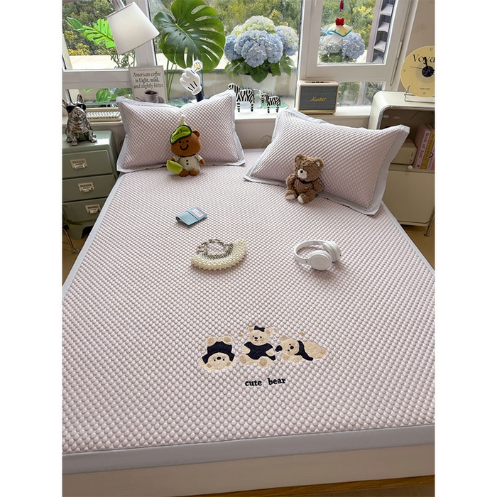 91家纺网 家纺一手货源 找家纺 莱家富  2026新款A类卡通3D冰豆豆凉席三件套凉感值过0.21夏天刺绣冰丝席可机洗儿童空调软席子-豆豆小熊 冰晶紫-凉席款