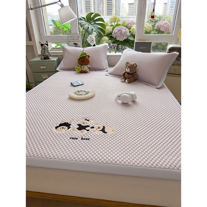 91家纺网 家纺一手货源 找家纺 莱家富  2026新款A类卡通3D冰豆豆凉席三件套凉感值过0.21夏天刺绣冰丝席可机洗儿童空调软席子-豆豆小熊 冰晶紫-凉席款