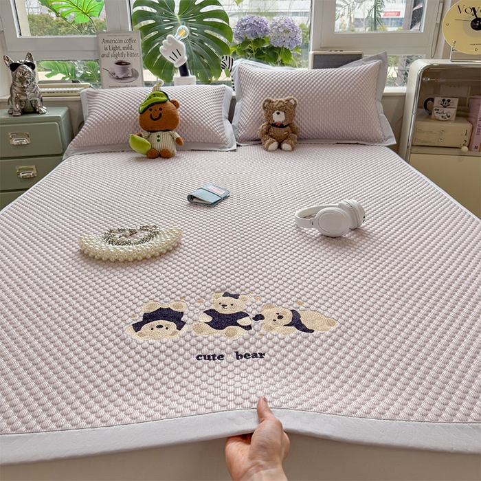 91家纺网 家纺一手货源 找家纺 莱家富  2026新款A类卡通3D冰豆豆凉席三件套凉感值过0.21夏天刺绣冰丝席可机洗儿童空调软席子-豆豆小熊 冰晶紫-凉席款