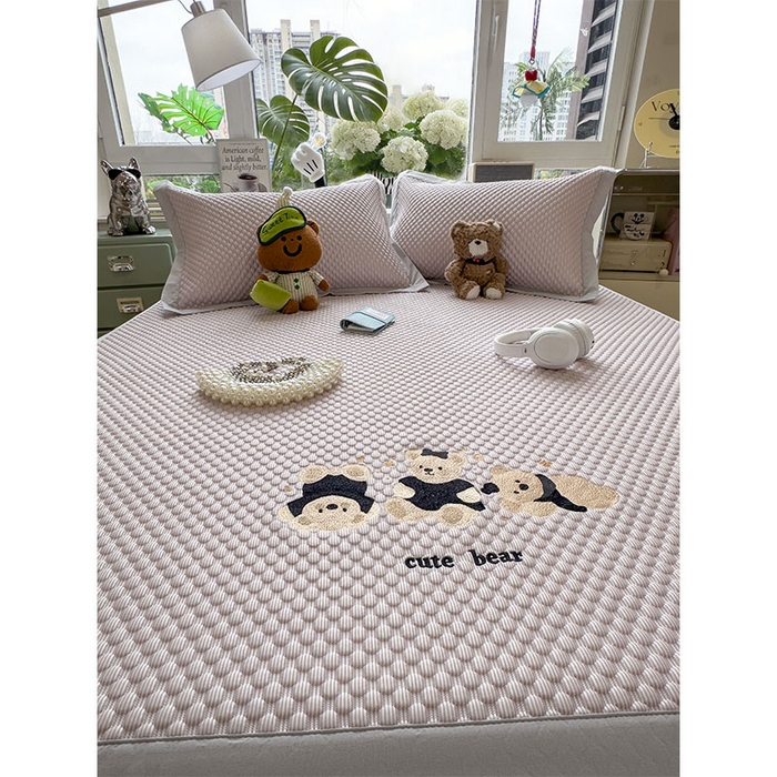 91家纺网 家纺一手货源 找家纺 莱家富  2026新款A类卡通3D冰豆豆凉席三件套凉感值过0.21夏天刺绣冰丝席可机洗儿童空调软席子-豆豆小熊 冰晶紫-凉席款