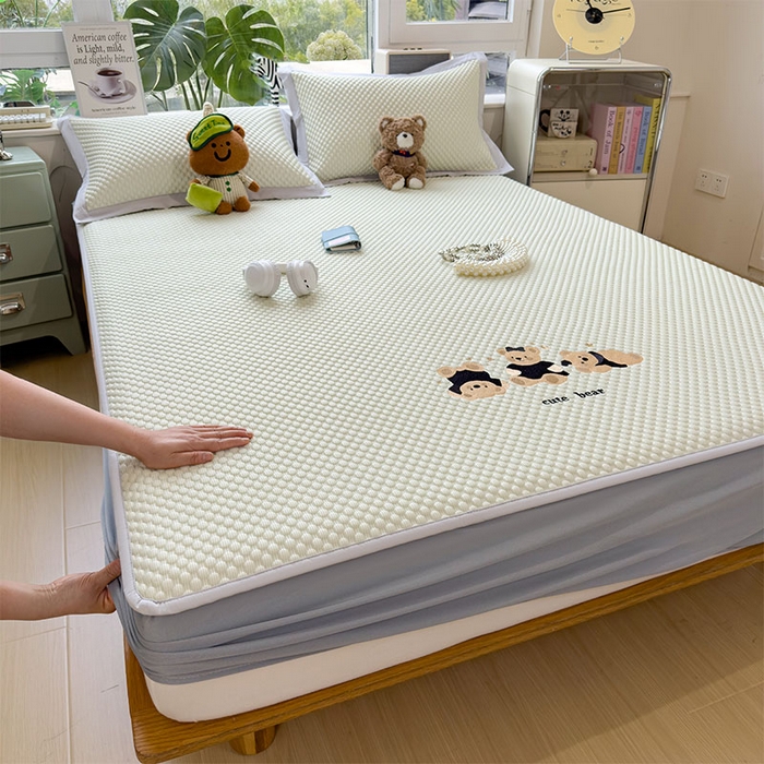 91家纺网 家纺一手货源 找家纺 莱家富  2026新款A类卡通3D冰豆豆凉席三件套凉感值过0.21夏天刺绣冰丝席可机洗儿童空调软席子-豆豆小熊 凉茶绿-床笠款