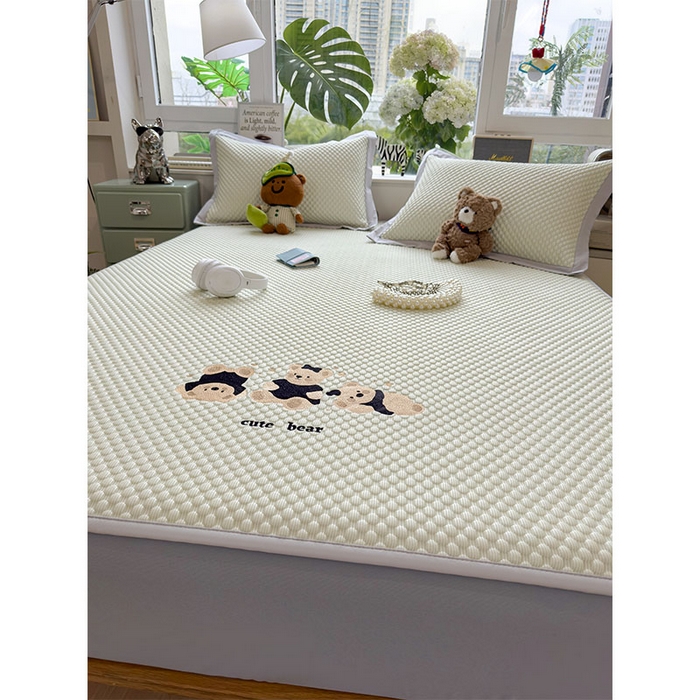 91家纺网 家纺一手货源 找家纺 莱家富  2026新款A类卡通3D冰豆豆凉席三件套凉感值过0.21夏天刺绣冰丝席可机洗儿童空调软席子-豆豆小熊 凉茶绿-床笠款