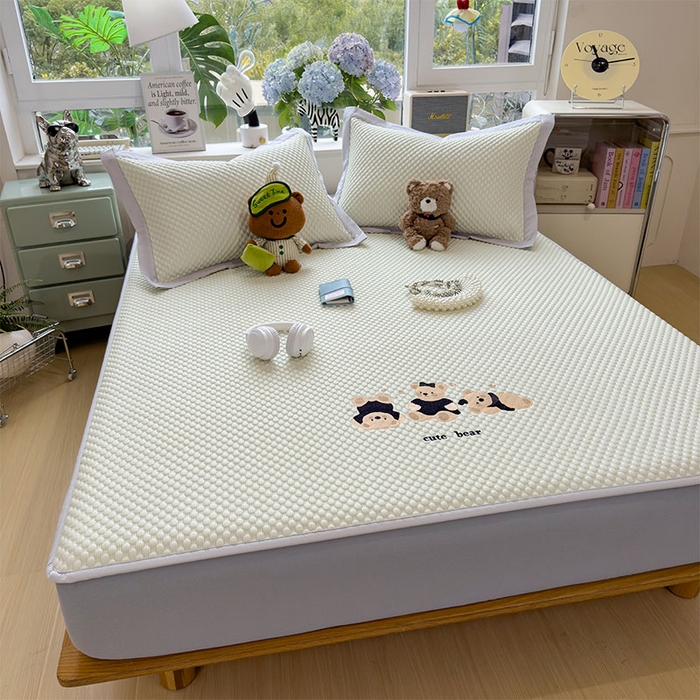 91家纺网 家纺一手货源 找家纺 莱家富  2026新款A类卡通3D冰豆豆凉席三件套凉感值过0.21夏天刺绣冰丝席可机洗儿童空调软席子-豆豆小熊 凉茶绿-床笠款