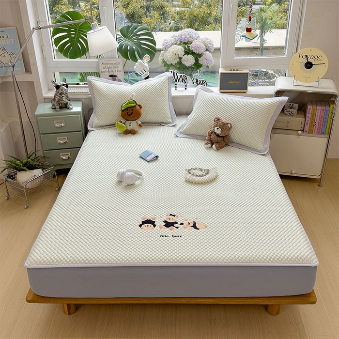 91家纺网 家纺一手货源 找家纺 莱家富  2026新款A类卡通3D冰豆豆凉席三件套凉感值过0.21夏天刺绣冰丝席可机洗儿童空调软席子-豆豆小熊 凉茶绿-床笠款