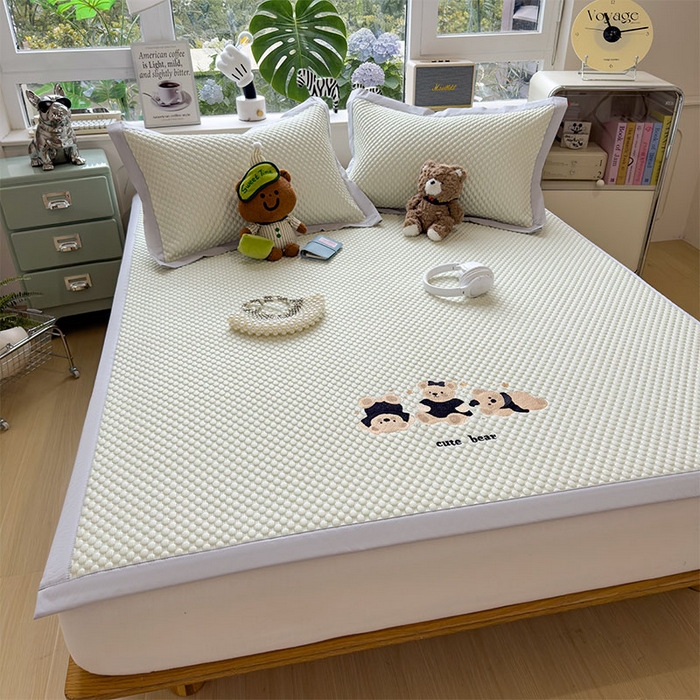 91家纺网 家纺一手货源 找家纺 莱家富  2026新款A类卡通3D冰豆豆凉席三件套凉感值过0.21夏天刺绣冰丝席可机洗儿童空调软席子-豆豆小熊 凉茶绿-凉席款