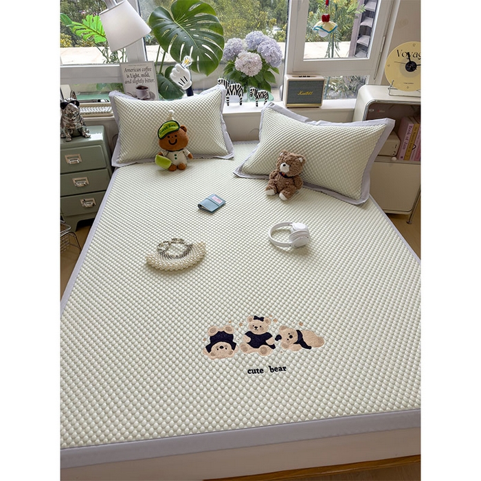 91家纺网 家纺一手货源 找家纺 莱家富  2026新款A类卡通3D冰豆豆凉席三件套凉感值过0.21夏天刺绣冰丝席可机洗儿童空调软席子-豆豆小熊 凉茶绿-凉席款