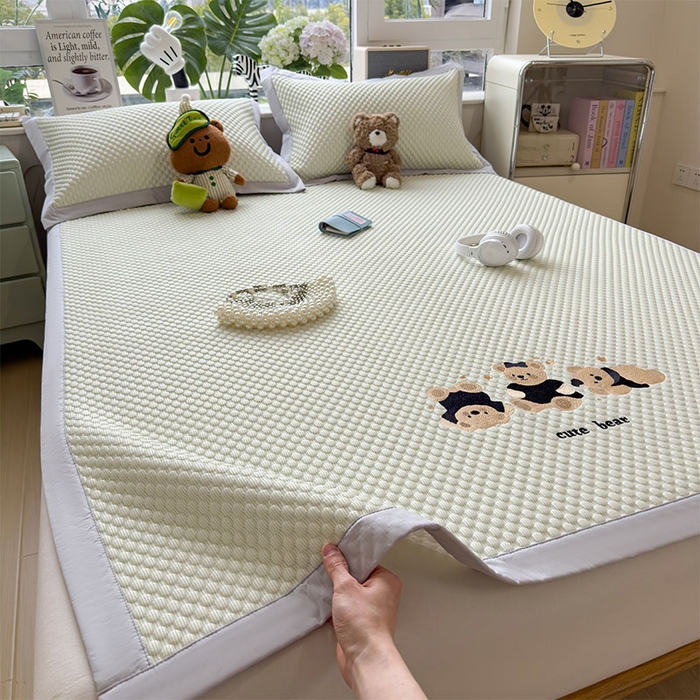 91家纺网 家纺一手货源 找家纺 莱家富  2026新款A类卡通3D冰豆豆凉席三件套凉感值过0.21夏天刺绣冰丝席可机洗儿童空调软席子-豆豆小熊 凉茶绿-凉席款