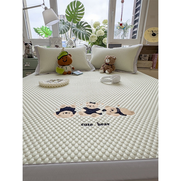 91家纺网 家纺一手货源 找家纺 莱家富  2026新款A类卡通3D冰豆豆凉席三件套凉感值过0.21夏天刺绣冰丝席可机洗儿童空调软席子-豆豆小熊 凉茶绿-凉席款