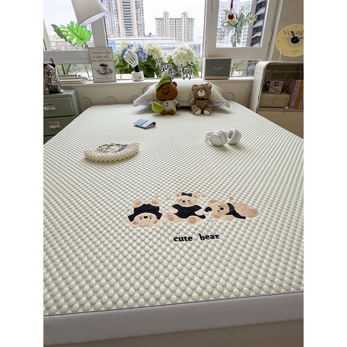 91家纺网 家纺一手货源 找家纺 莱家富  2026新款A类卡通3D冰豆豆凉席三件套凉感值过0.21夏天刺绣冰丝席可机洗儿童空调软席子-豆豆小熊 凉茶绿-凉席款