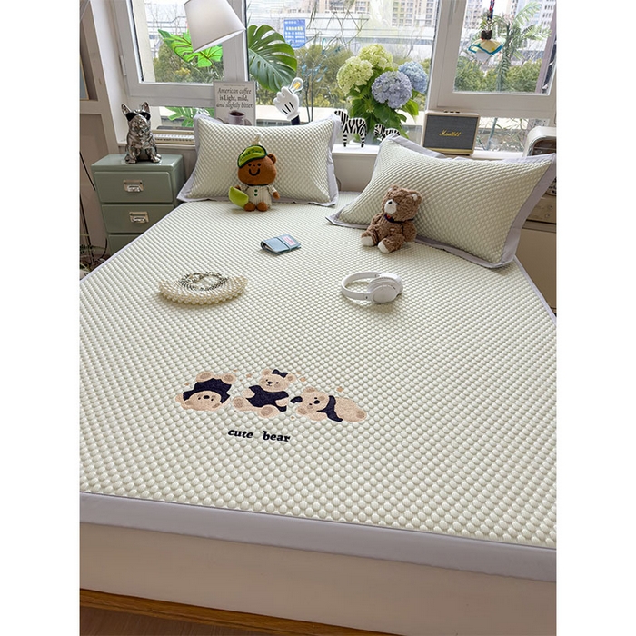 91家纺网 家纺一手货源 找家纺 莱家富  2026新款A类卡通3D冰豆豆凉席三件套凉感值过0.21夏天刺绣冰丝席可机洗儿童空调软席子-豆豆小熊 凉茶绿-凉席款