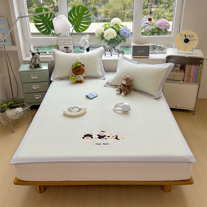 91家纺网 家纺一手货源 找家纺 莱家富  2026新款A类卡通3D冰豆豆凉席三件套凉感值过0.21夏天刺绣冰丝席可机洗儿童空调软席子-豆豆小熊 凉茶绿-凉席款