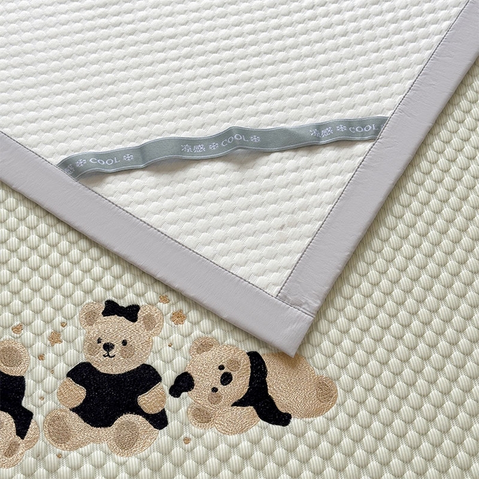 91家纺网 家纺一手货源 找家纺 莱家富  2026新款A类卡通3D冰豆豆凉席三件套凉感值过0.21夏天刺绣冰丝席可机洗儿童空调软席子-豆豆小熊 凉茶绿-凉席款