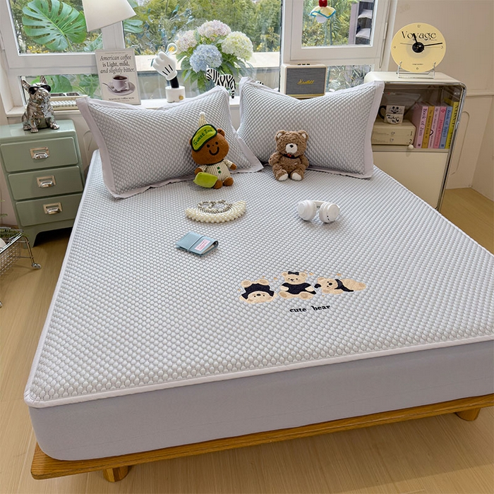 91家纺网 家纺一手货源 找家纺 莱家富  2026新款A类卡通3D冰豆豆凉席三件套凉感值过0.21夏天刺绣冰丝席可机洗儿童空调软席子-豆豆小熊 雪花灰-床笠款