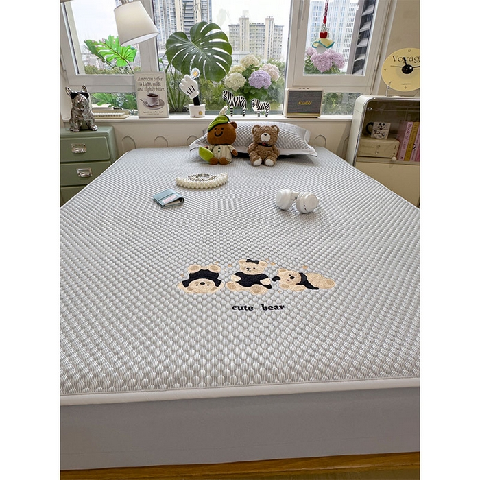 91家纺网 家纺一手货源 找家纺 莱家富  2026新款A类卡通3D冰豆豆凉席三件套凉感值过0.21夏天刺绣冰丝席可机洗儿童空调软席子-豆豆小熊 雪花灰-床笠款