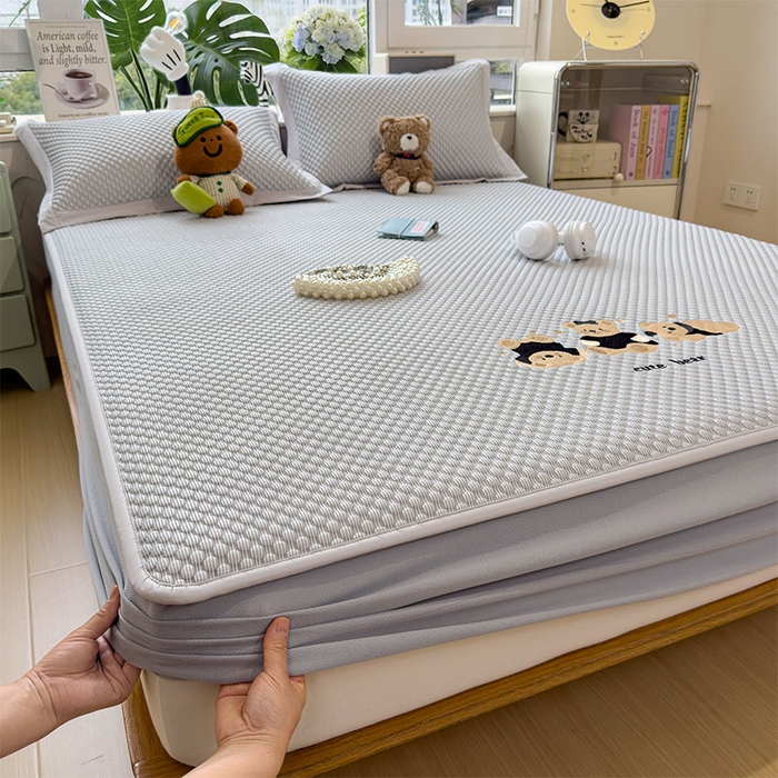 91家纺网 家纺一手货源 找家纺 莱家富  2026新款A类卡通3D冰豆豆凉席三件套凉感值过0.21夏天刺绣冰丝席可机洗儿童空调软席子-豆豆小熊 雪花灰-床笠款