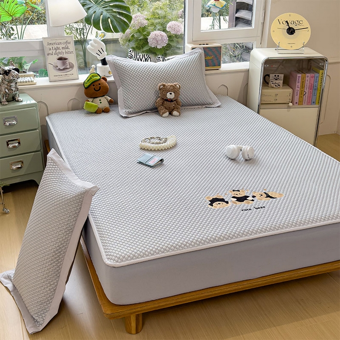 91家纺网 家纺一手货源 找家纺 莱家富  2026新款A类卡通3D冰豆豆凉席三件套凉感值过0.21夏天刺绣冰丝席可机洗儿童空调软席子-豆豆小熊 雪花灰-床笠款