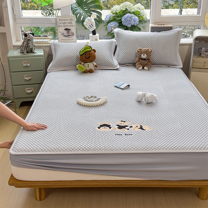 91家纺网 家纺一手货源 找家纺 莱家富  2026新款A类卡通3D冰豆豆凉席三件套凉感值过0.21夏天刺绣冰丝席可机洗儿童空调软席子-豆豆小熊 雪花灰-床笠款