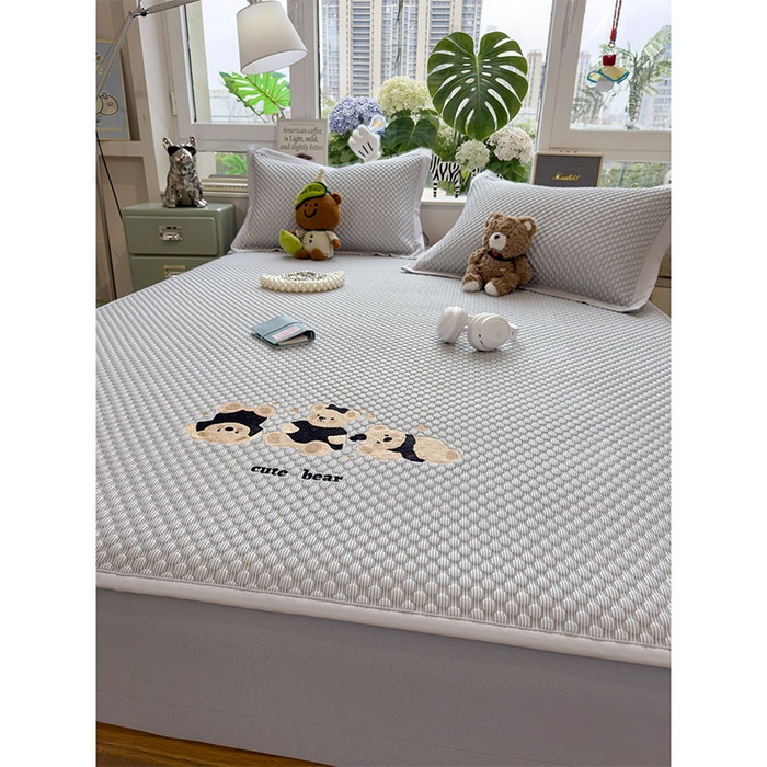 91家纺网 家纺一手货源 找家纺 莱家富  2026新款A类卡通3D冰豆豆凉席三件套凉感值过0.21夏天刺绣冰丝席可机洗儿童空调软席子-豆豆小熊 雪花灰-床笠款