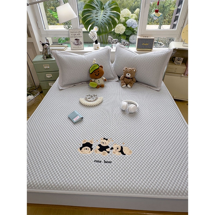 91家纺网 家纺一手货源 找家纺 莱家富  2026新款A类卡通3D冰豆豆凉席三件套凉感值过0.21夏天刺绣冰丝席可机洗儿童空调软席子-豆豆小熊 雪花灰-床笠款