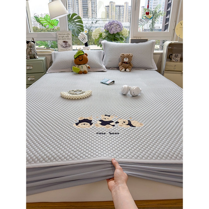 91家纺网 家纺一手货源 找家纺 莱家富  2026新款A类卡通3D冰豆豆凉席三件套凉感值过0.21夏天刺绣冰丝席可机洗儿童空调软席子-豆豆小熊 雪花灰-床笠款