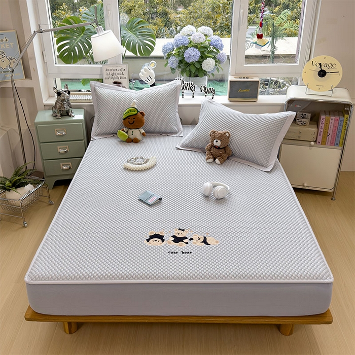 91家纺网 家纺一手货源 找家纺 莱家富  2026新款A类卡通3D冰豆豆凉席三件套凉感值过0.21夏天刺绣冰丝席可机洗儿童空调软席子-豆豆小熊 雪花灰-床笠款