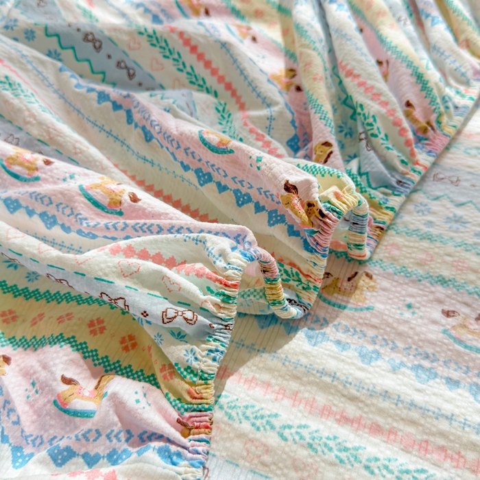 91家纺网 家纺一手货源 找家纺 梵朴 2026新款A类泡芙棉云感木棉邹邹纱双层纱床笠三件套 费尔岛木马